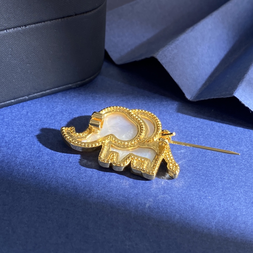 Designer Brooch for Women Elephant Brooch Luxury Jewlery Designer for Women Elegant Timeless Sparkling Statement Gift Premium Exclusive Classic Style