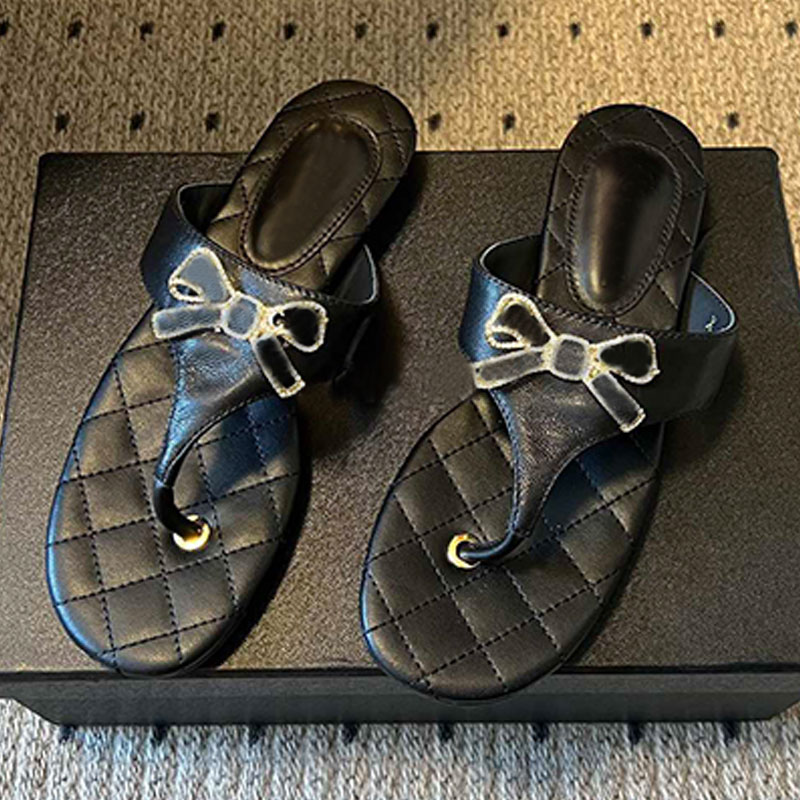 Spring new Women Slippers Fashionable Miss Designer Sandals Diamond Grid Clip On Sandals Metal Bow Decoration Calf Leather Fabric Anti Slip Outsole Lady shoes