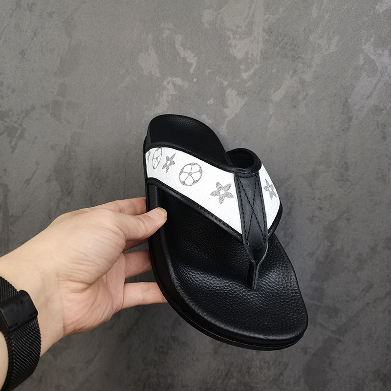 fashion slippers 2026 Men's Luxury Monogram Print Leather Flip Flops Fashion Black White Thong Sandals for Summer Beach free shipping 38-45