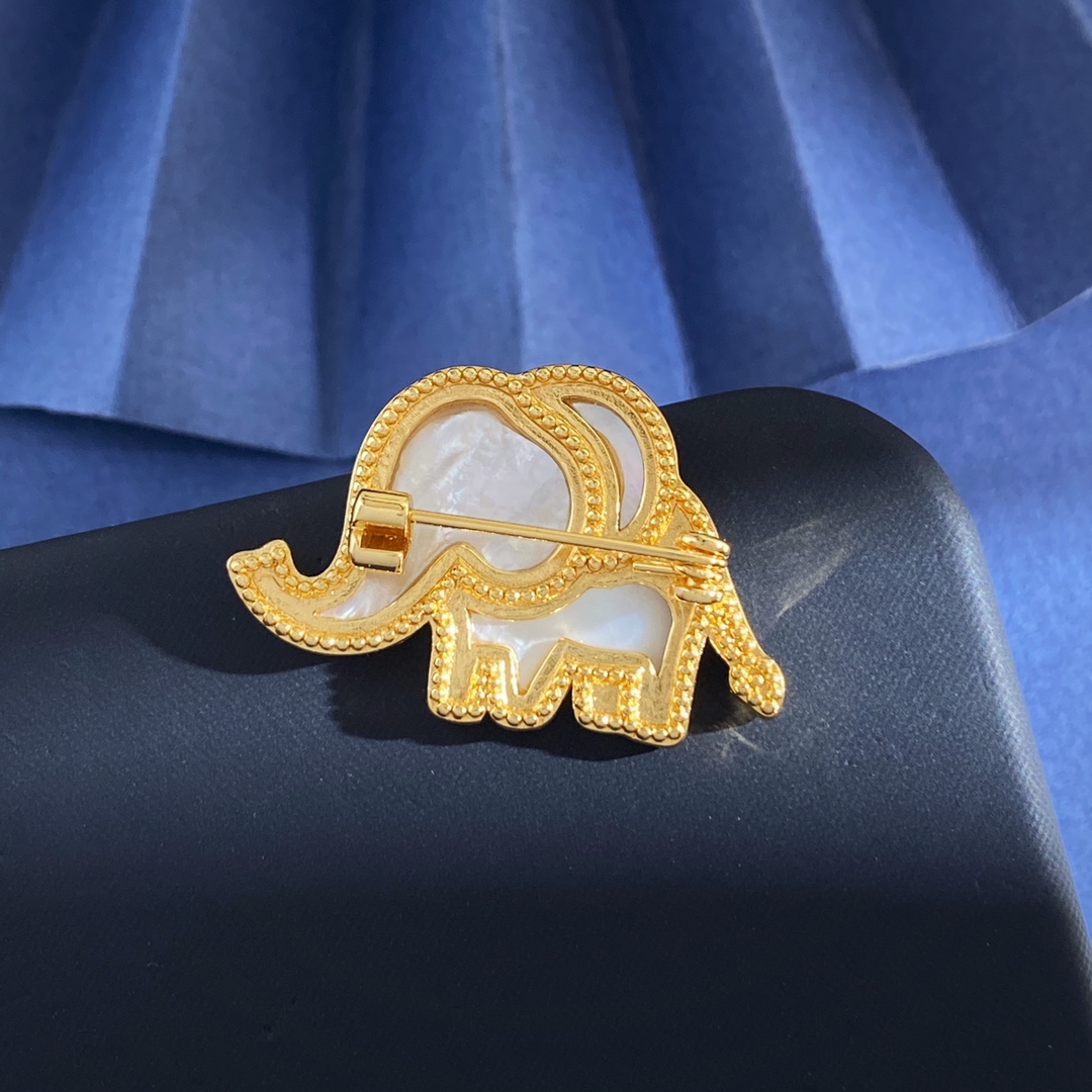 Designer Brooch for Women Elephant Brooch Luxury Jewlery Designer for Women Elegant Timeless Sparkling Statement Gift Premium Exclusive Classic Style