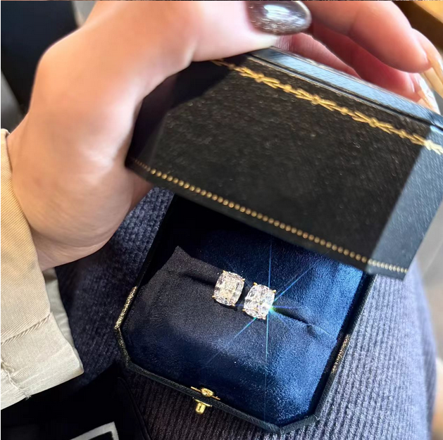 Rulalei Gorgeous 3CT Cushion Shape High Carbon Diamond Solitaire Luxury Jewelry 925 Sterling Silver 18K Gold Fill Ice Cut Gemstones Party Lady Stud Ea