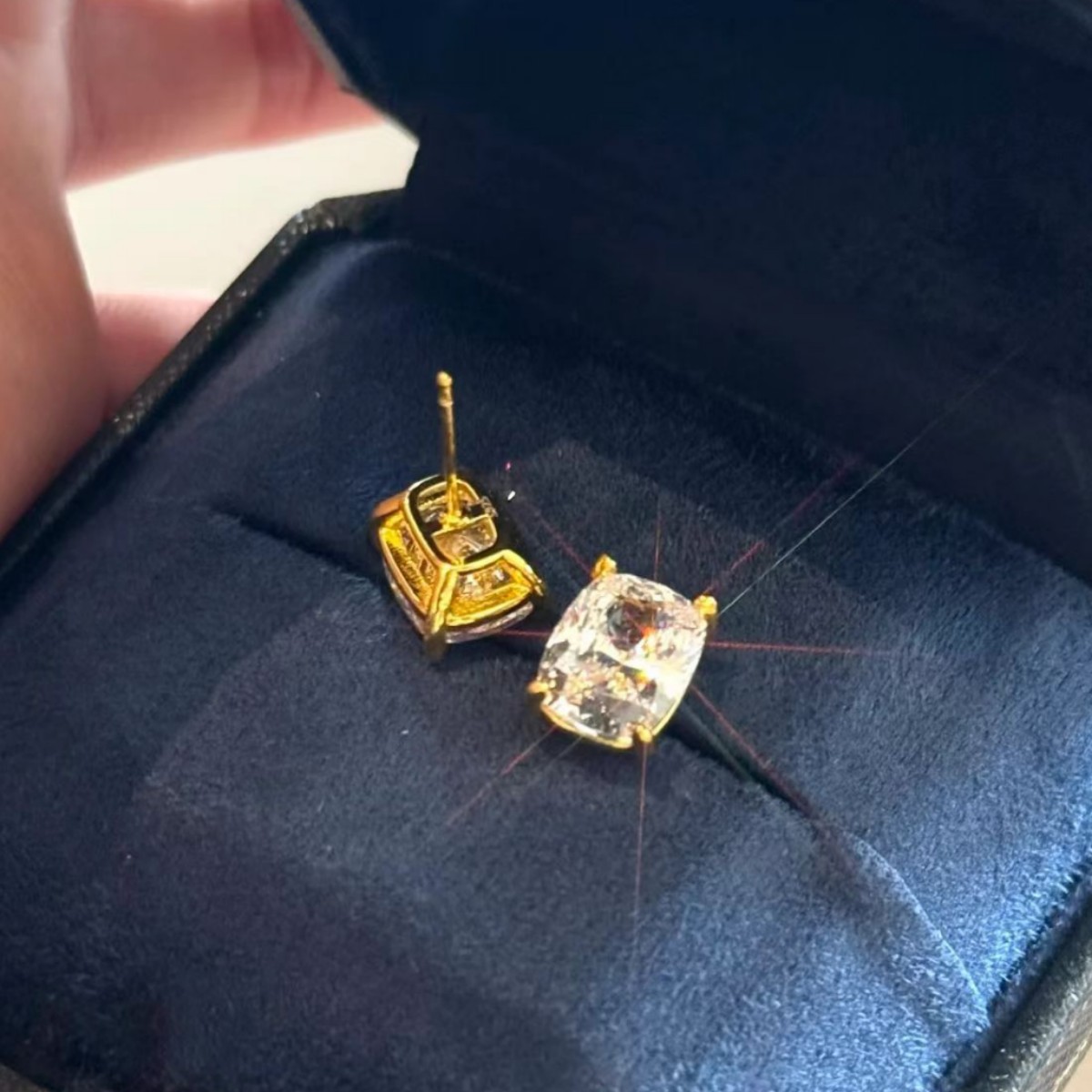 Rulalei Gorgeous 3CT Cushion Shape High Carbon Diamond Solitaire Luxury Jewelry 925 Sterling Silver 18K Gold Fill Ice Cut Gemstones Party Lady Stud Ea