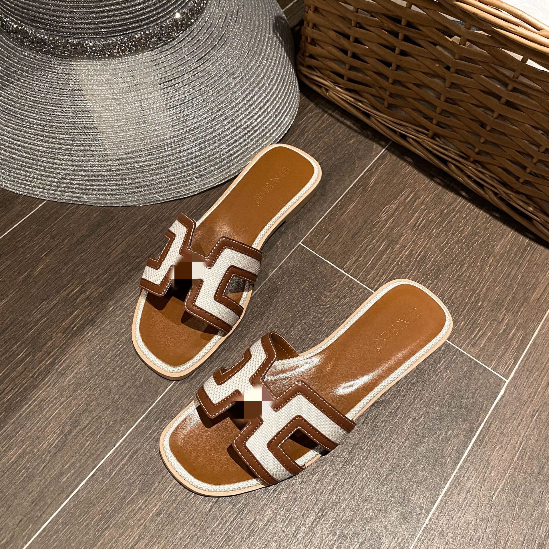 Free shipping Designer Slippers Designer Slip-On House Shoes with Comfortable Cushioning soft sole high quality durable fashionable