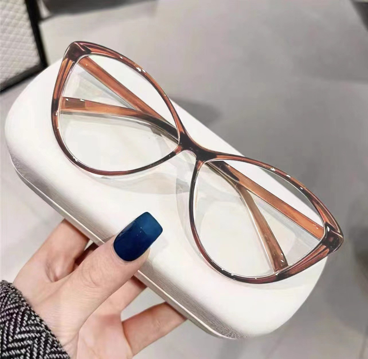 New Designer Style Butterfly-shaped Women's Nearsighted Glasses Non-prescription Anti-blue Light Flat Lenses Ultra-light And Comfortable Eyewear 
