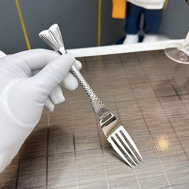 New stainless steel luxury mermaid tail embossed for eating watermelon, children's dessert fork and spoon 2pcs