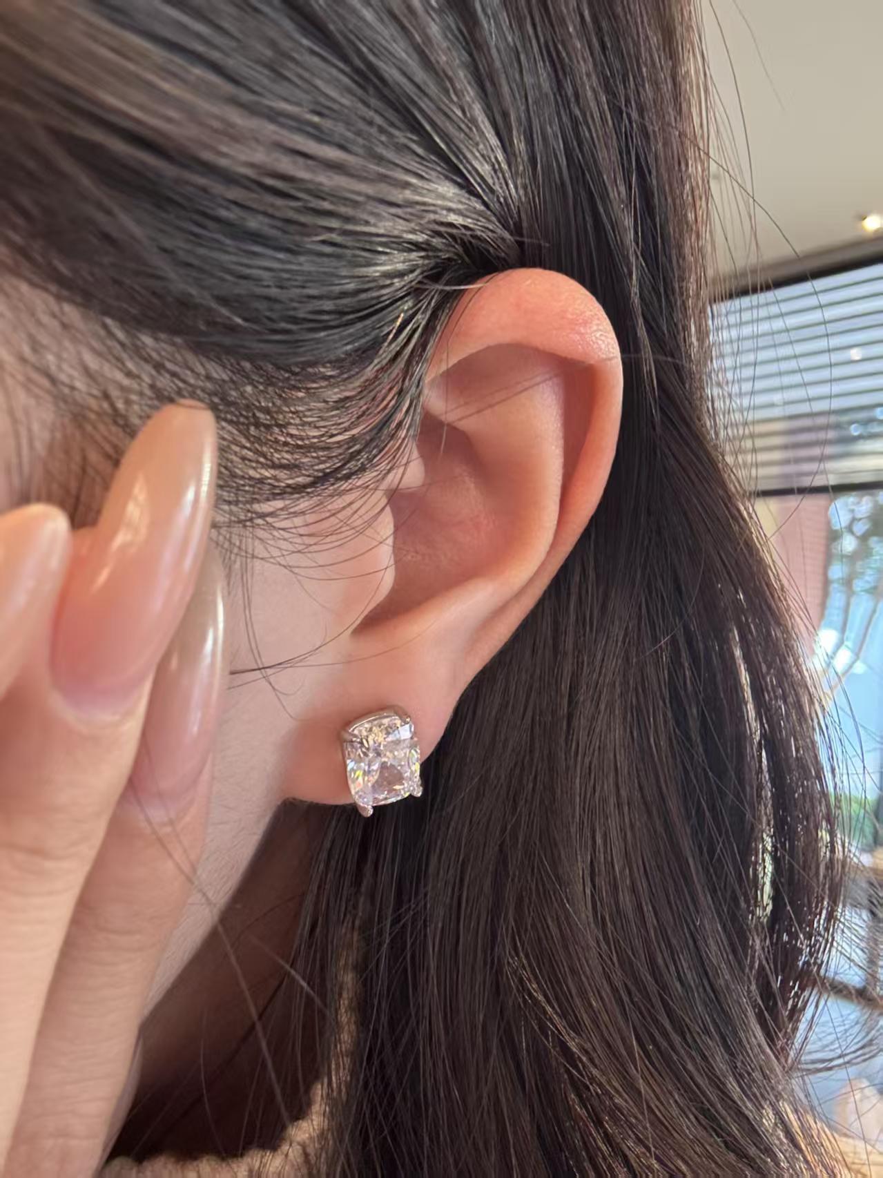 Rulalei Gorgeous 3CT Cushion Shape High Carbon Diamond Solitaire Luxury Jewelry 925 Sterling Silver 18K Gold Fill Ice Cut Gemstones Party Lady Stud Ea
