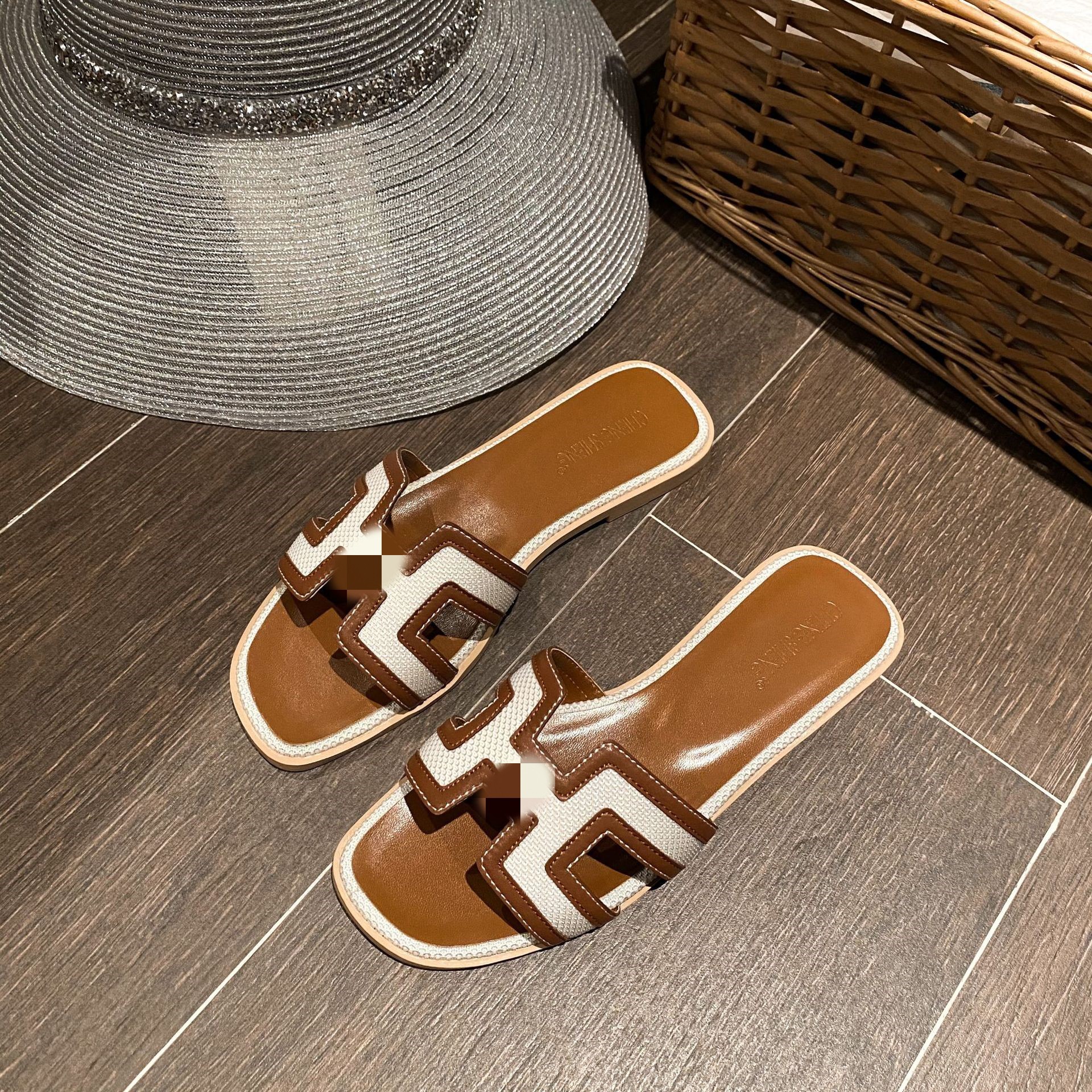 Free shipping Designer Slippers Designer Slip-On House Shoes with Comfortable Cushioning soft sole high quality durable fashionable