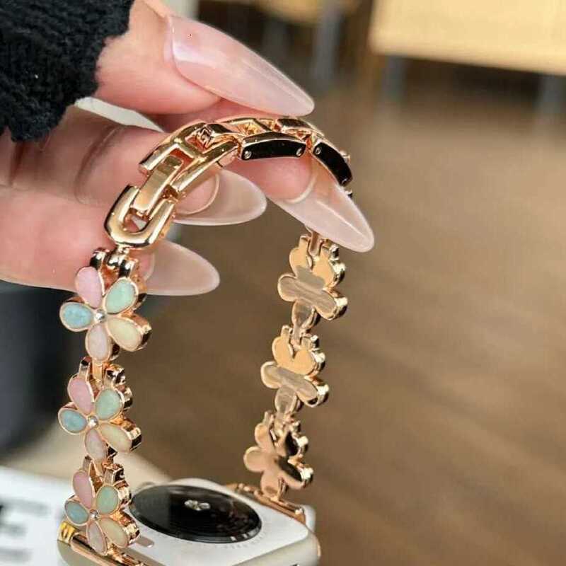 Designer Straps Watchbands for Apple Watch Band Luxury Gold White Flower Metal Strap for iWatch 38mm 40mm 41mm 42mm 44mm 45mm 46mm Series 1-11