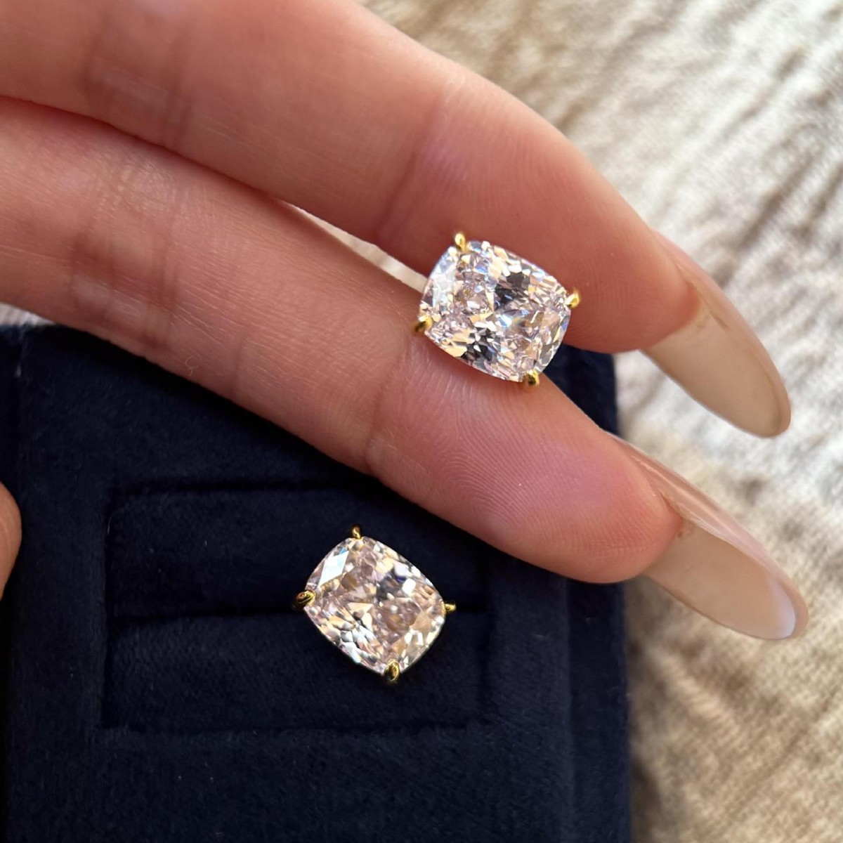 Rulalei Gorgeous 3CT Cushion Shape High Carbon Diamond Solitaire Luxury Jewelry 925 Sterling Silver 18K Gold Fill Ice Cut Gemstones Party Lady Stud Ea
