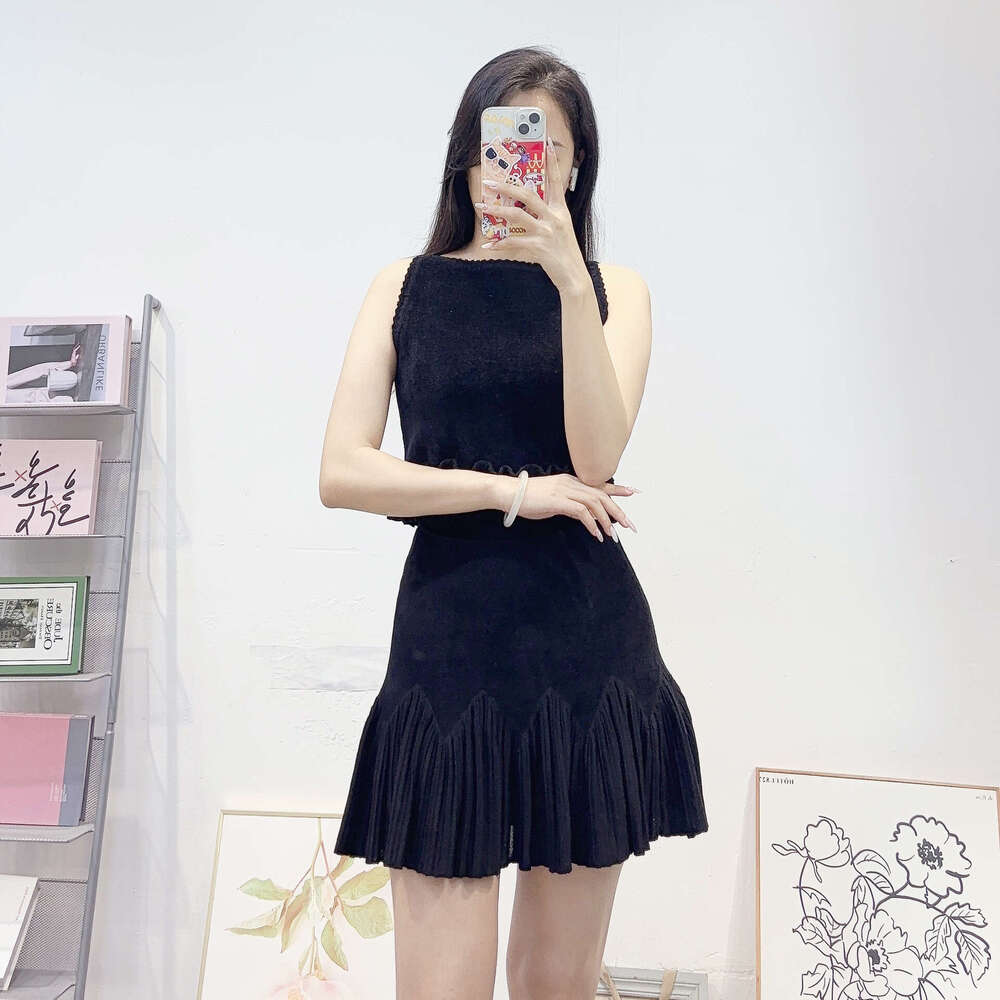 Designer high-end women's French fashion women's skirt k30 sleeveless knitted vest+lace pleated skirt 2026