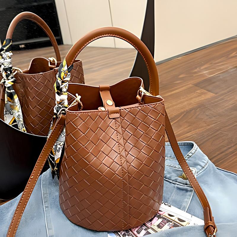 2026 Summer New Leisure Designer Bucket Bag Large Capacity Luxury Classic Woven Shoulder Bag for Women