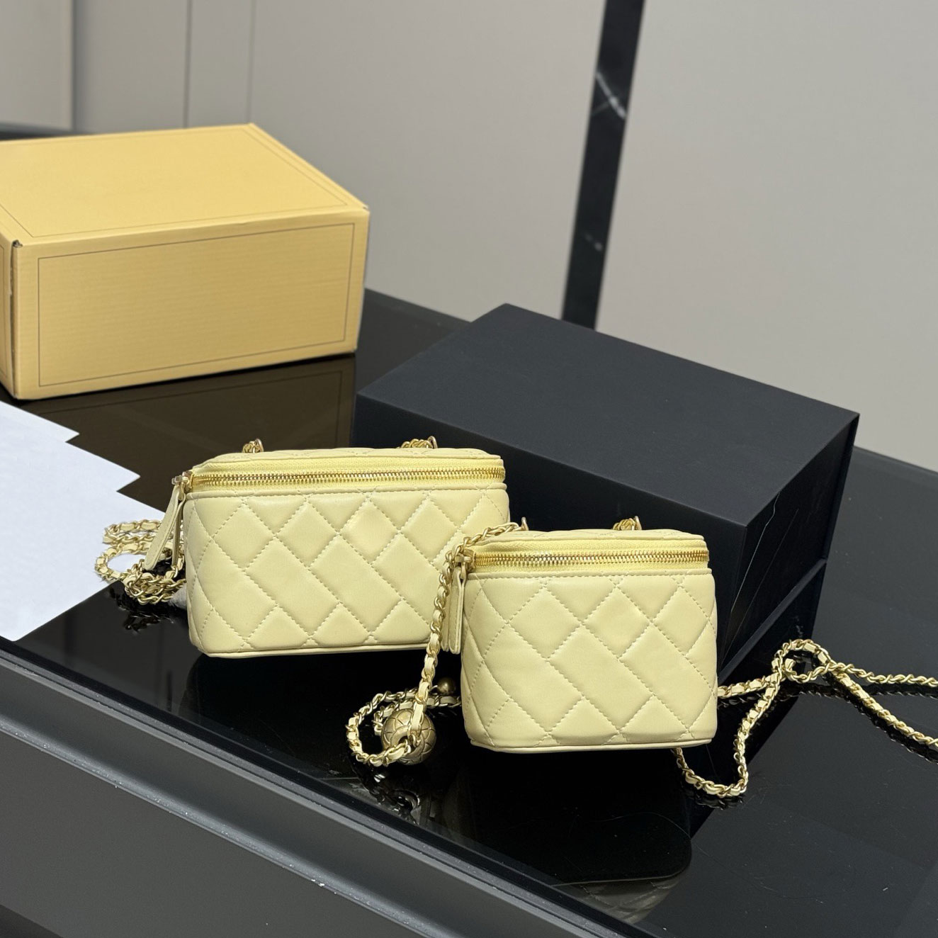 Designer Cosmetic Bags Makeup Bag with Mirror Crossbody Bag Toiletry Bag Exquisite Makeup Case 10A Lambskin Mini Bag with Gold Ball Chain Vanity Bag Shoulder Bags