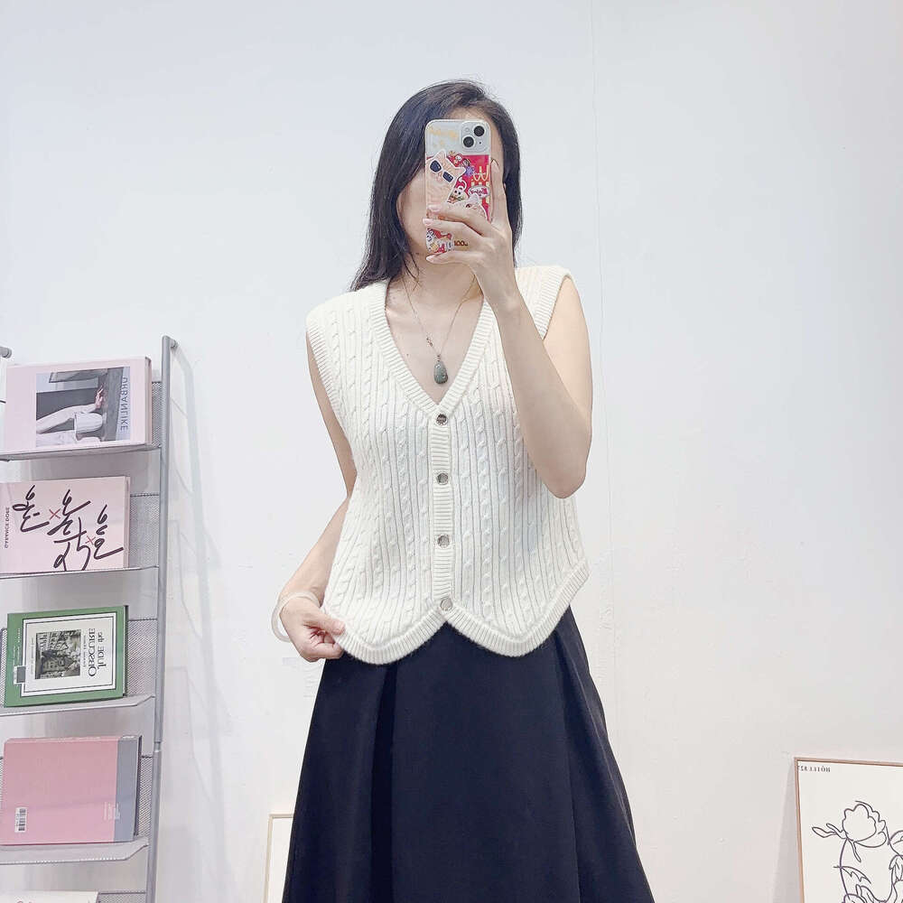 2026 autumn women's French light luxury k30 retro elegant fashion designer sleeveless V-neck slim knit cardigan