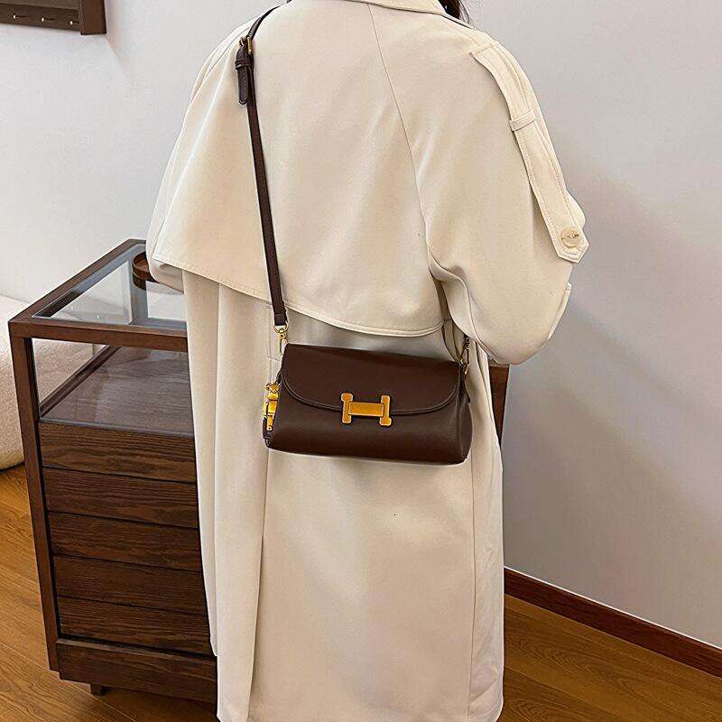 Retro brown H-button women's crossbody bag, fashionable shoulder bag with bear pendant, soft leather casual handbag, suitable for daily commuting