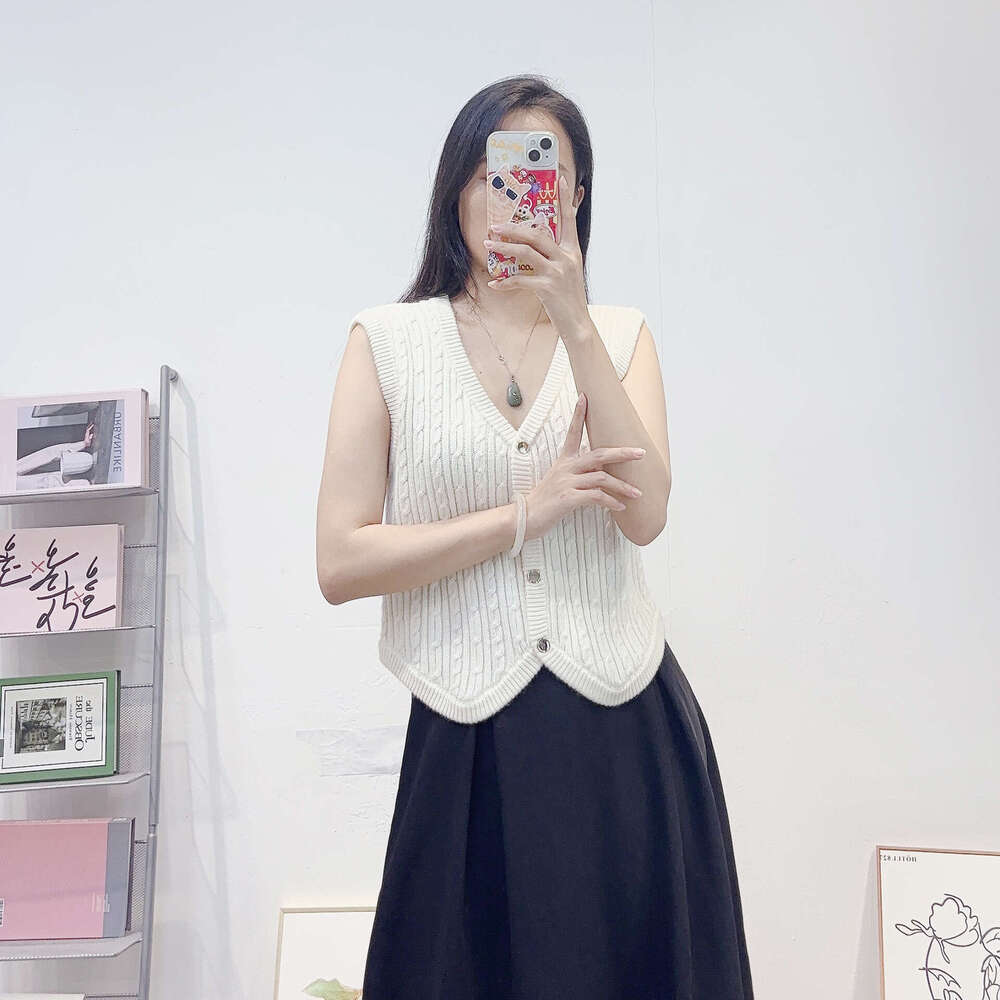 2026 autumn women's French light luxury k30 retro elegant fashion designer sleeveless V-neck slim knit cardigan