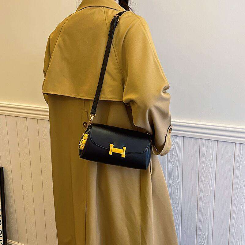 Retro brown H-button women's crossbody bag, fashionable shoulder bag with bear pendant, soft leather casual handbag, suitable for daily commuting