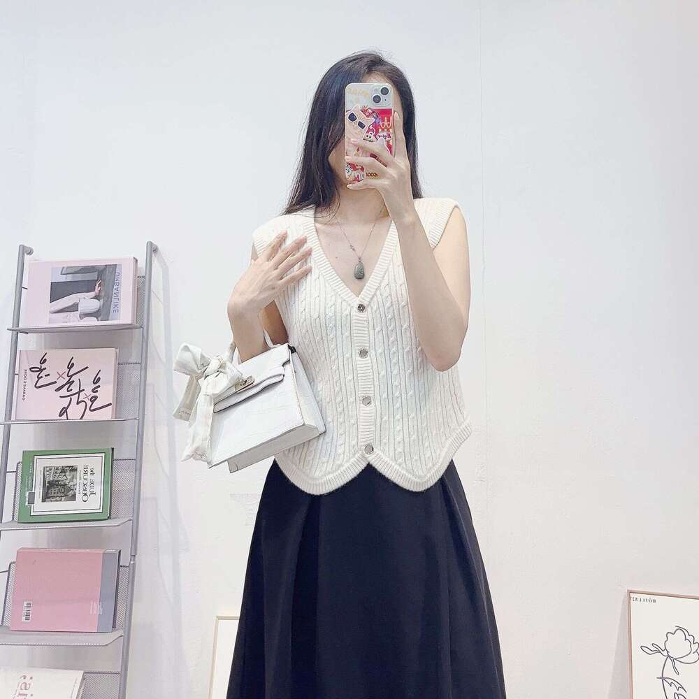 2026 autumn women's French light luxury k30 retro elegant fashion designer sleeveless V-neck slim knit cardigan