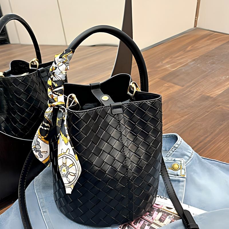 2026 Summer New Leisure Designer Bucket Bag Large Capacity Luxury Classic Woven Shoulder Bag for Women