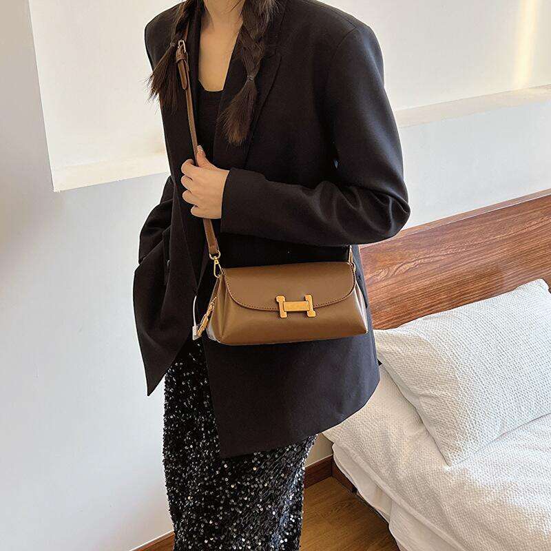 Retro brown H-button women's crossbody bag, fashionable shoulder bag with bear pendant, soft leather casual handbag, suitable for daily commuting