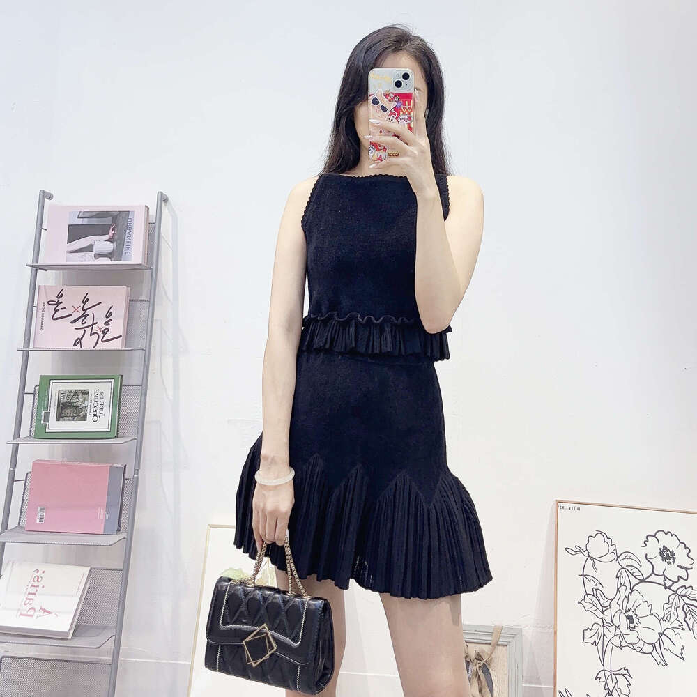 Designer high-end women's French fashion women's skirt k30 sleeveless knitted vest+lace pleated skirt 2026