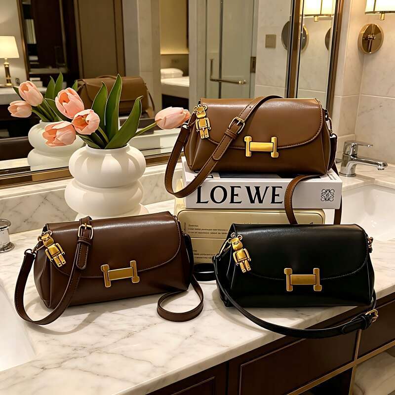 Retro brown H-button women's crossbody bag, fashionable shoulder bag with bear pendant, soft leather casual handbag, suitable for daily commuting