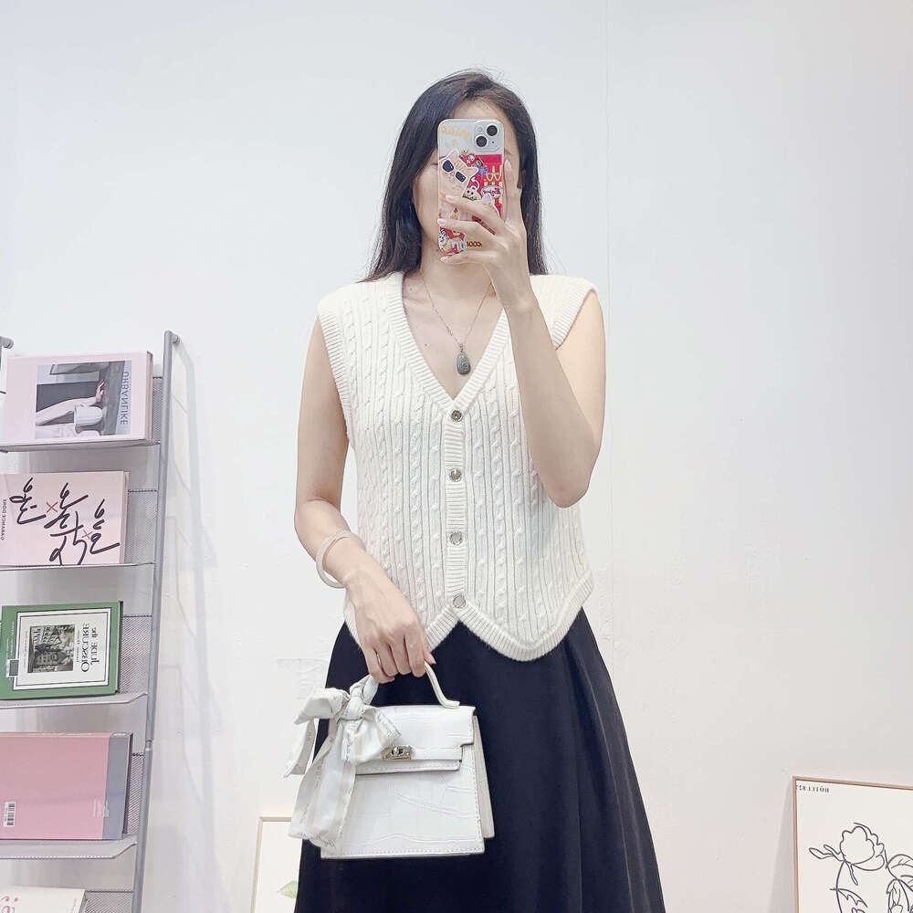 2026 autumn women's French light luxury k30 retro elegant fashion designer sleeveless V-neck slim knit cardigan