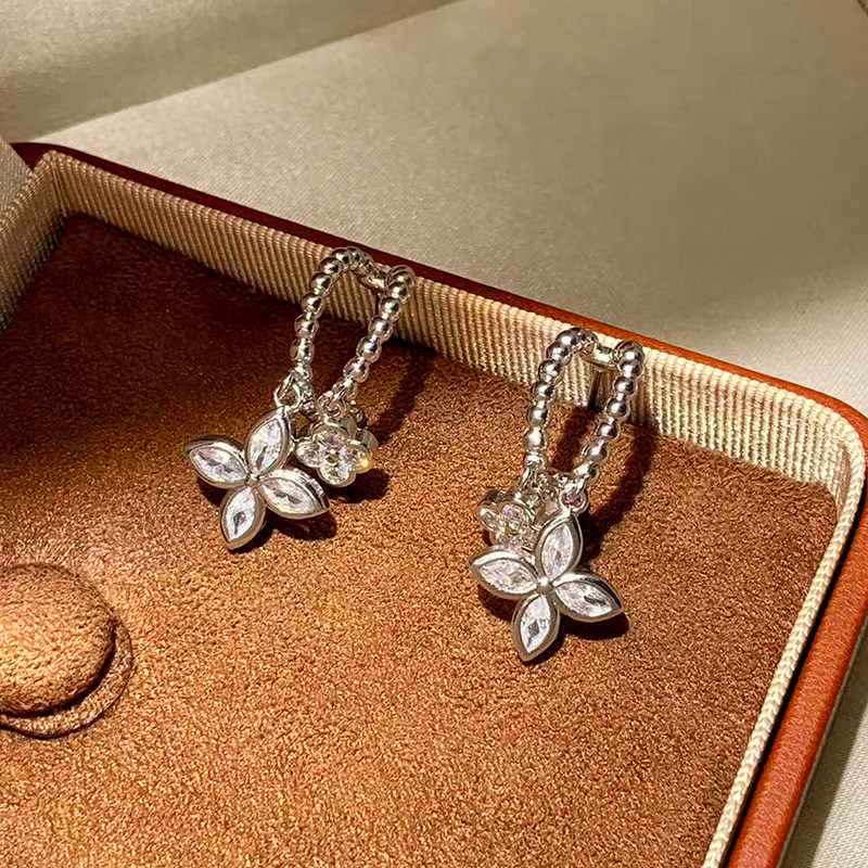Super Shiny Zircon Four-Leaf Clover Earrings for Women, Light Luxury, High-End, Exquisite Stud Earrings, Unique Design, Versatile and Elegant Ear Acce - view 4