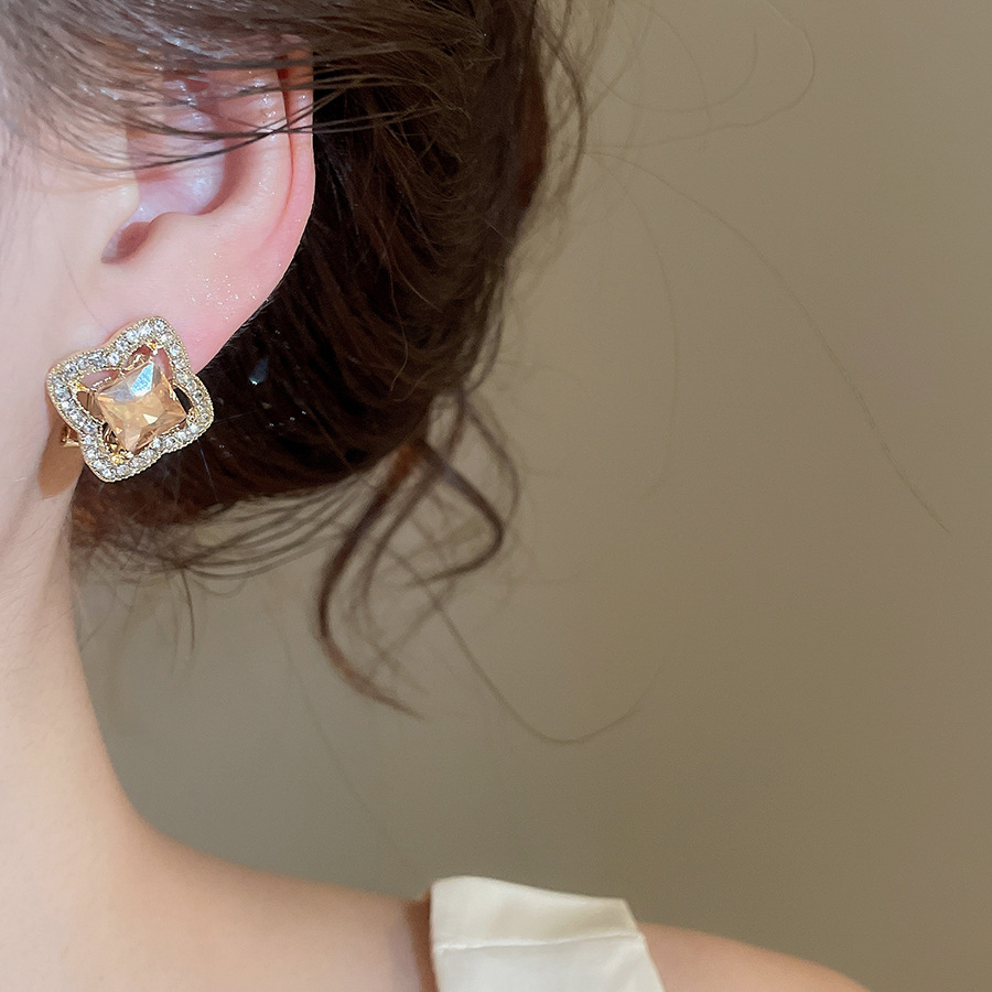 Silver needle diamond-studded flower stud earrings diamond-shaped hollow design, simple elegant, luxurious and versatile, with a unique design - view 3