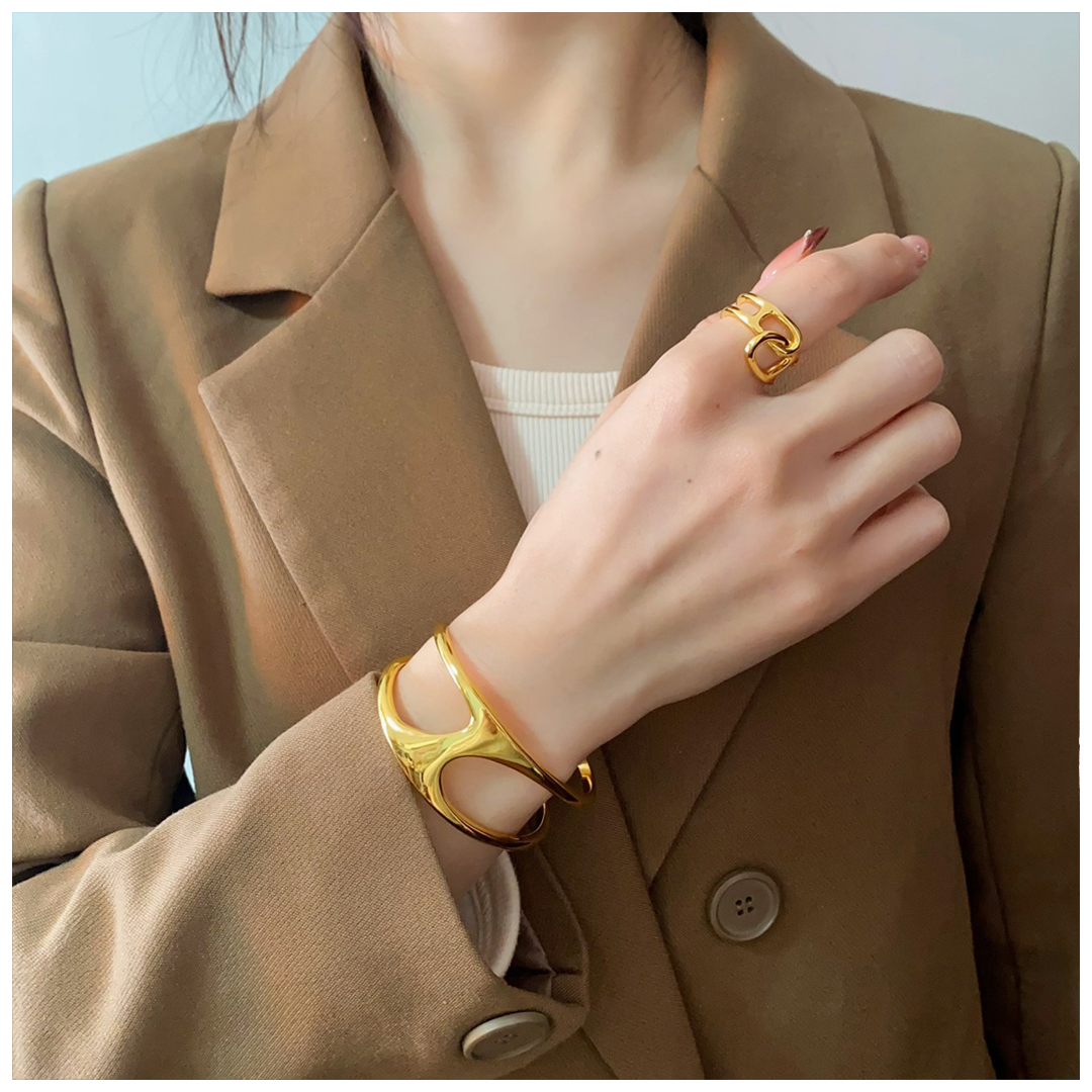 Designer Bracelet Bracelet for Women Double Line Hollow Pig Nose C Shape Open Bangle Minimalist Polished Bangles Luxury Jewlery Designer for Women Ele