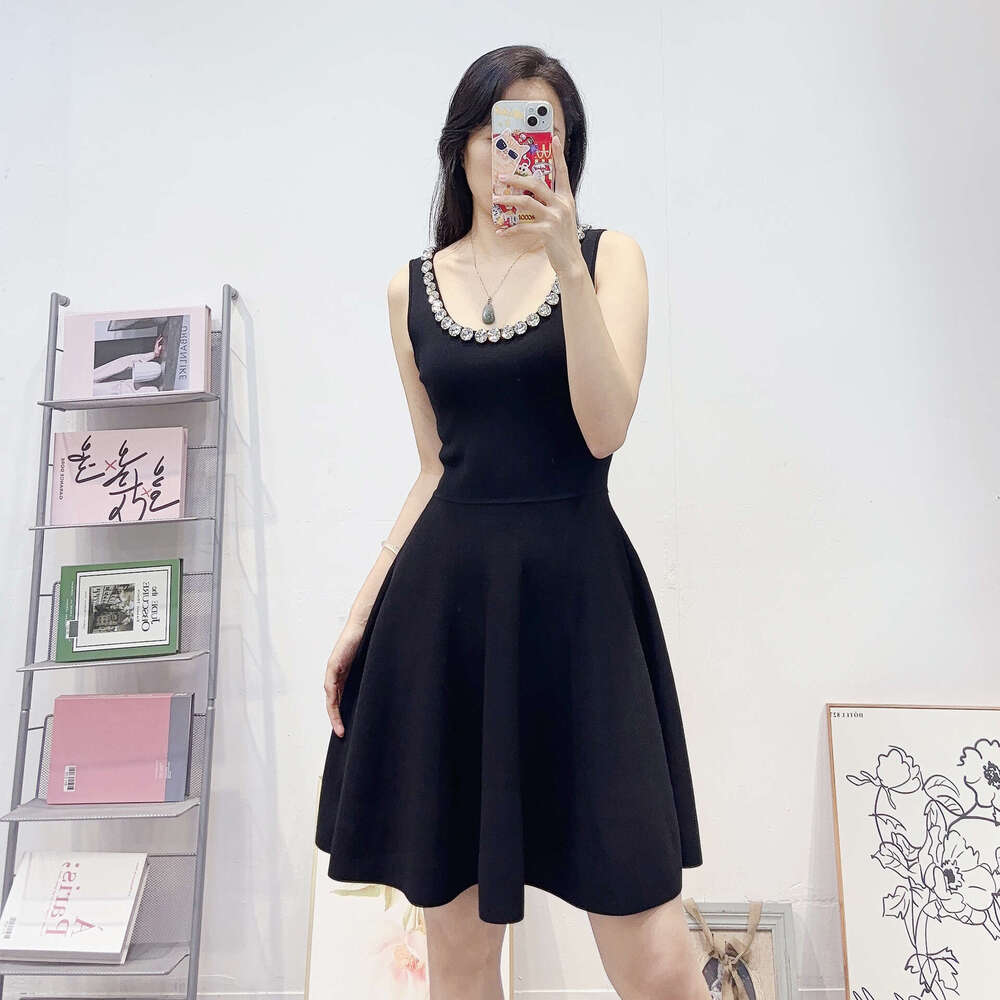 Designer's high-end French social style rhinestone decoration k30 knitted sleeveless waistband waist cinched tea party small black dress