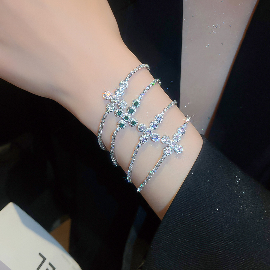 Trendy circle bracelet delicate design, 2026 collection, a gentle and sparkling hand chain filled with diamonds - view 4