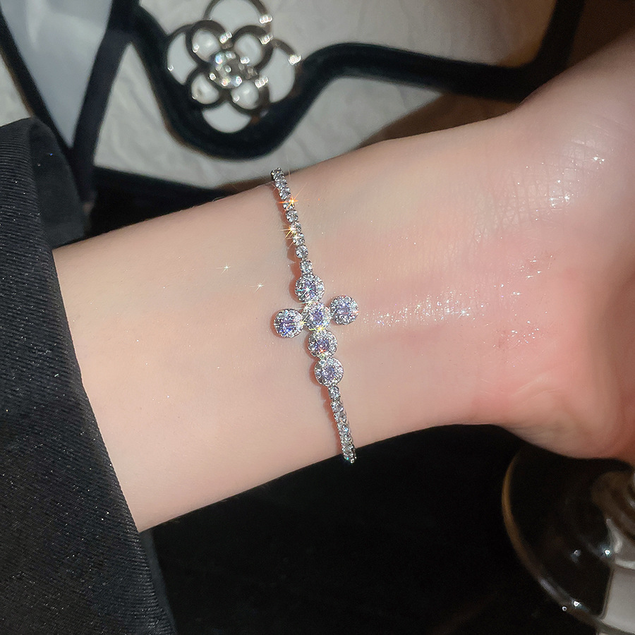 Trendy circle bracelet delicate design, 2026 collection, a gentle and sparkling hand chain filled with diamonds - view 6