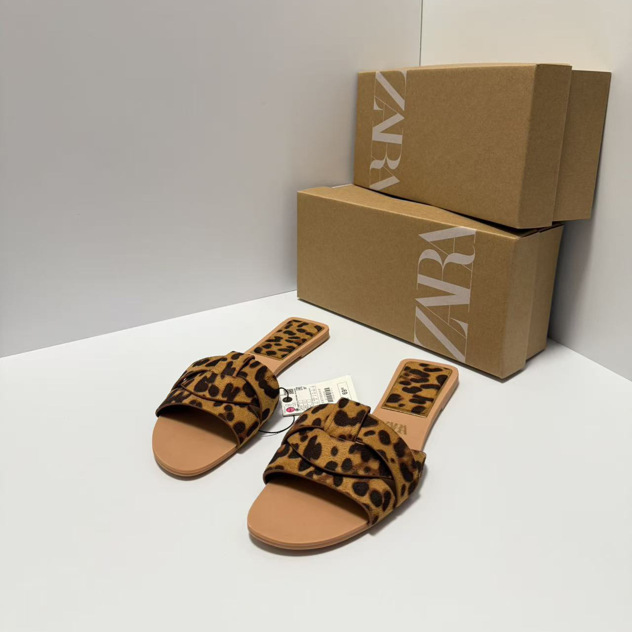 2026 Flat-soled Cowhide Sandals with Single Strand Strap, Open Toe Beach Slippers for Outdoor Wearing, Comfortable and Free Shipping