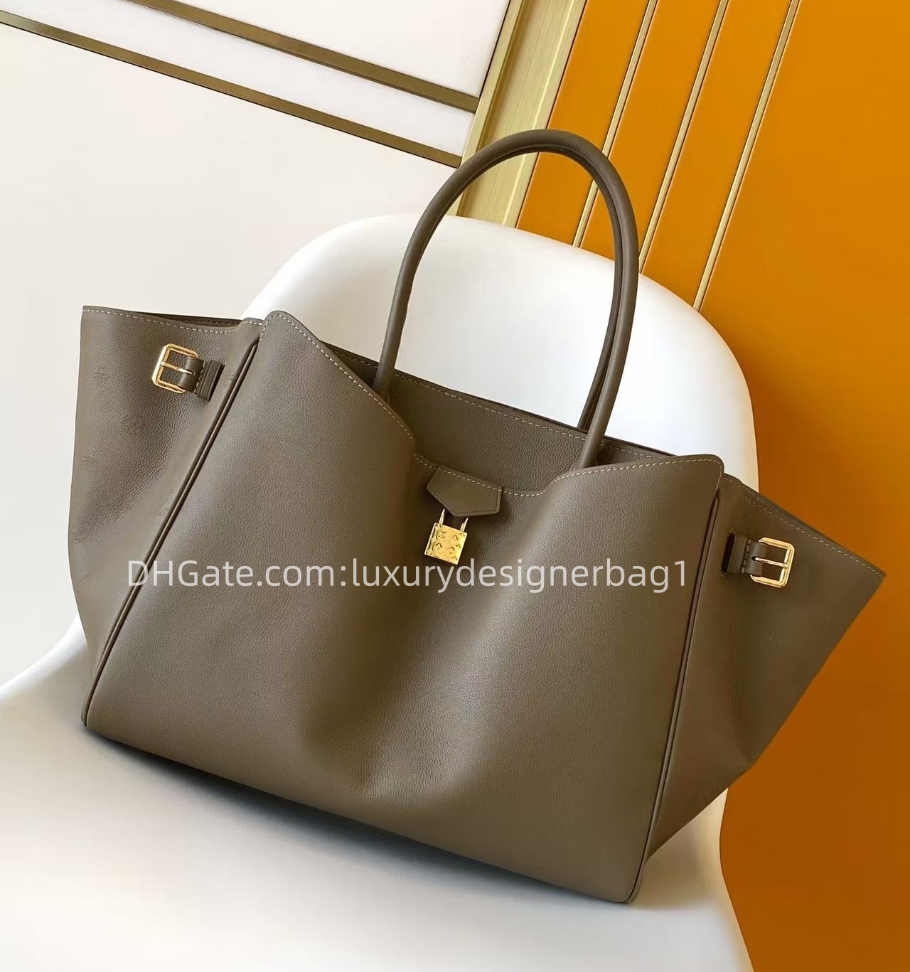 26 High quality designer bag classic shoulder bag fashionable crossbody bag letter wrapped leather quality detachable Code-changing chip M26501 brown M26338 black