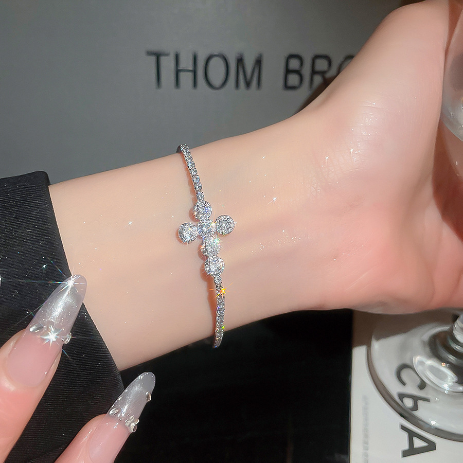 Trendy circle bracelet delicate design, 2026 collection, a gentle and sparkling hand chain filled with diamonds - view 5