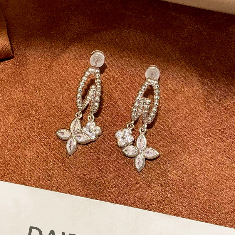 Super Shiny Zircon Four-Leaf Clover Earrings for Women, Light Luxury, High-End, Exquisite Stud Earrings, Unique Design, Versatile and Elegant Ear Acce - view 3