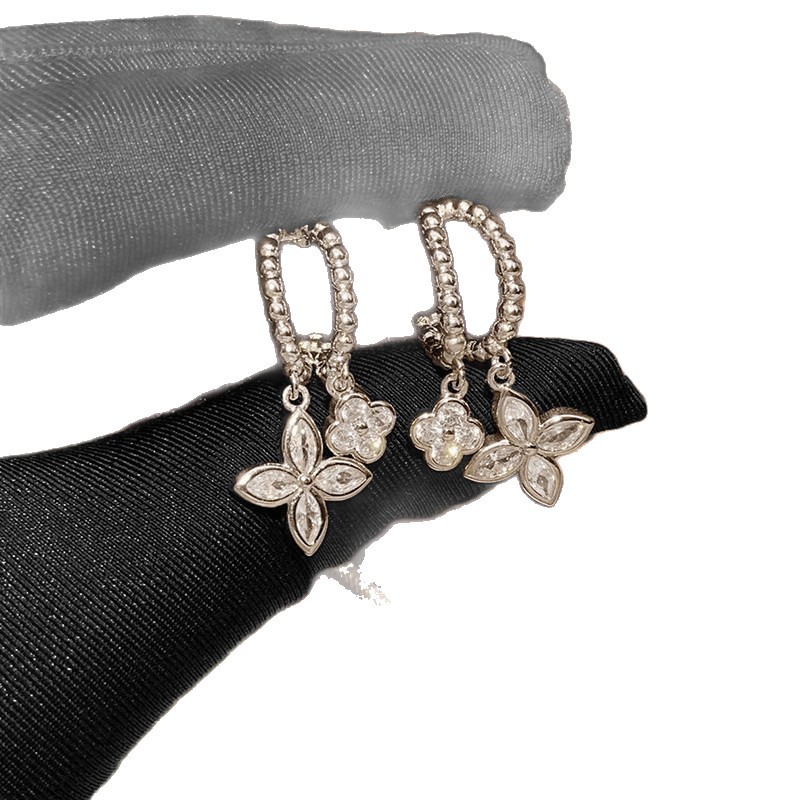 Super Shiny Zircon Four-Leaf Clover Earrings for Women, Light Luxury, High-End, Exquisite Stud Earrings, Unique Design, Versatile and Elegant Ear Acce - view 5
