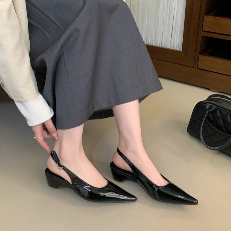 Large French style toe cap sandals for women's summer new style with a thick heel, versatile, pointed toe, and empty sole