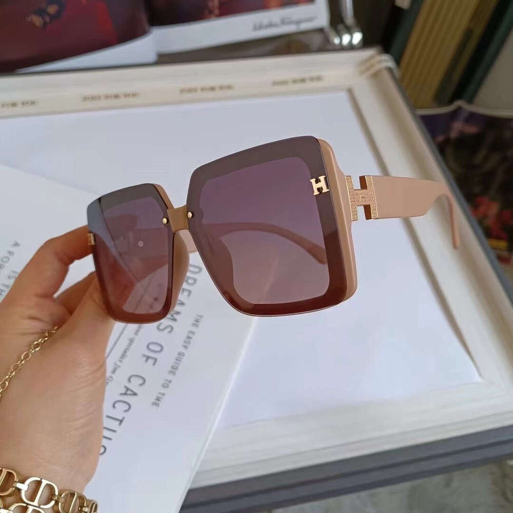 European and American fashionable women's new sunglasses, UV resistant polarized sunglasses, large frame slimming, high-end feeling