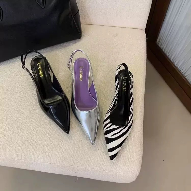 Large French style toe cap sandals for women's summer new style with a thick heel, versatile, pointed toe, and empty sole