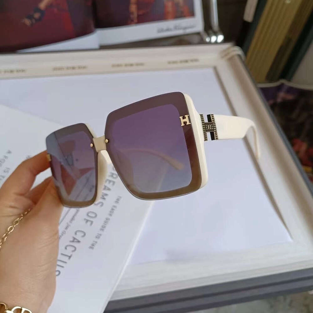 European and American fashionable women's new sunglasses, UV resistant polarized sunglasses, large frame slimming, high-end feeling