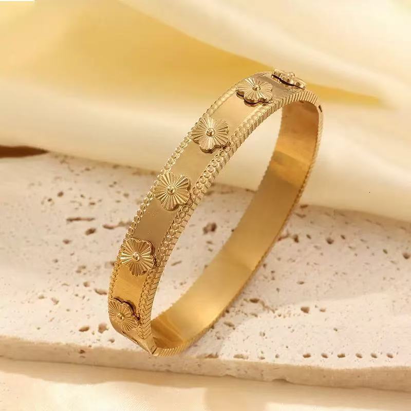 Designer Bracelet - Elegant And Luxurious Crystal Bracelet For Ladies Unique Design - Sophisticated And High-end Six-petal Flower Bracelet