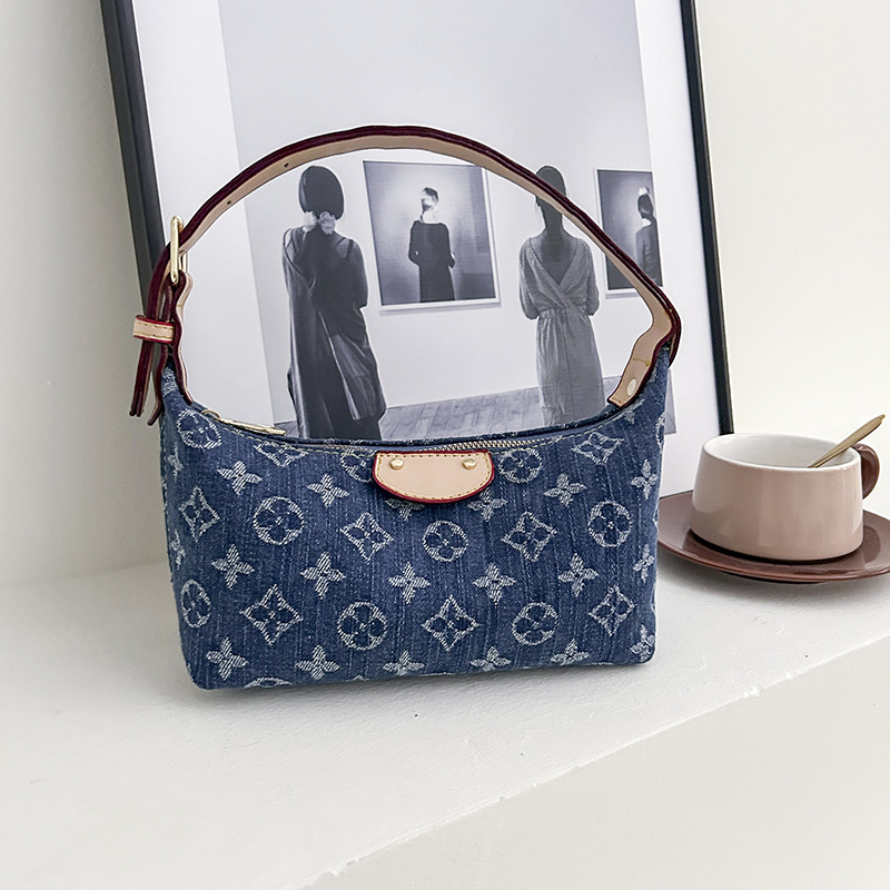 Free Shipping 2026 luxury bag This trendy ladies single-shoulder bag is a versatile hand-carry underarm bag