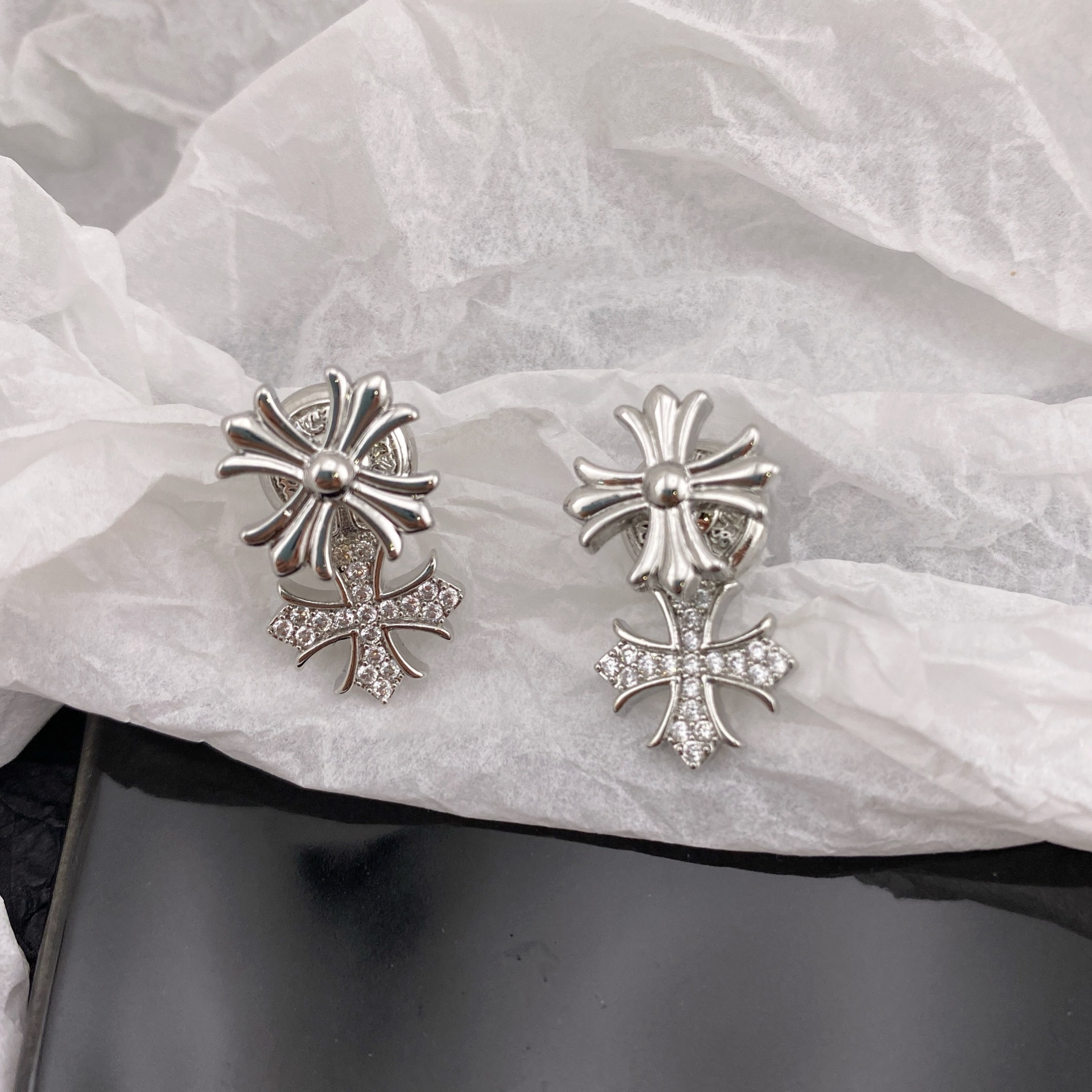 luxury brand designer vintagestyle classic doublewearable crossshaped stud earrings design with a retro feel fashionable and versatile