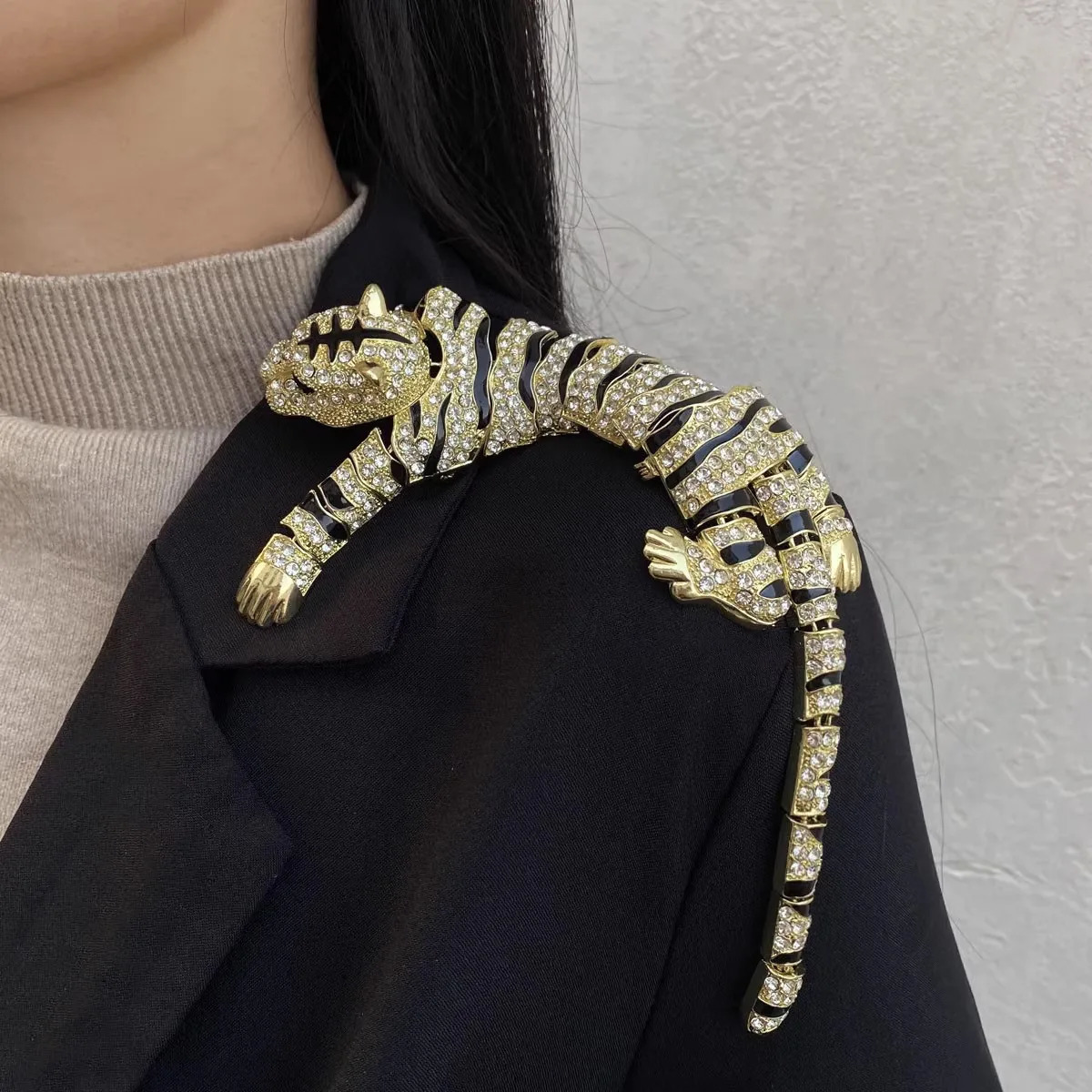 SKEDS Exaggerated l Tiger Brooch Badges For Women Men Fashion Classic Unisex Shining Boutique Pin Accessories 260403BJ - view 3