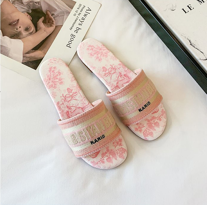 hot Free shipping 2026 luxury shoes Slippers Wearing cool slippers women in the summer 2026 flat bottomed comfortable one-piece slippers