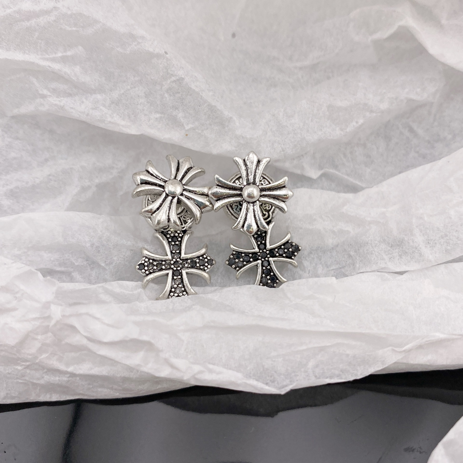 luxury brand designer vintagestyle classic doublewearable crossshaped stud earrings design with a retro feel fashionable and versatile