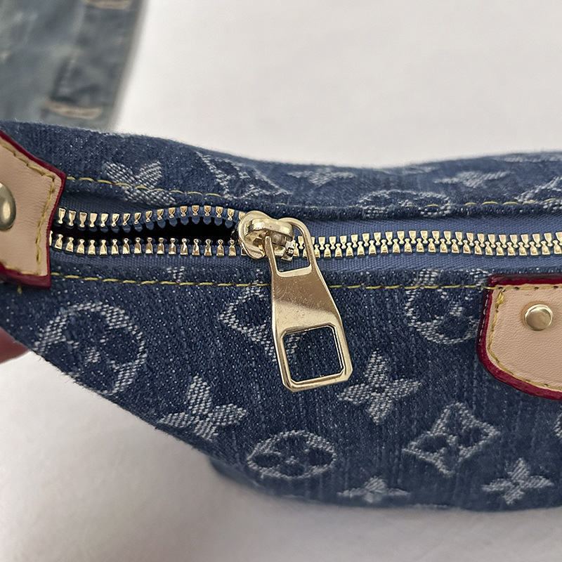 Free Shipping 2026 luxury bag This trendy ladies single-shoulder bag is a versatile hand-carry underarm bag