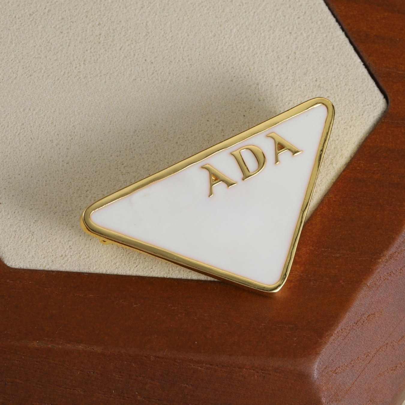 Luxury designer brooches women's simple Letter brooch enamel inverted triangle pin shirt accessory hat bag metal parts