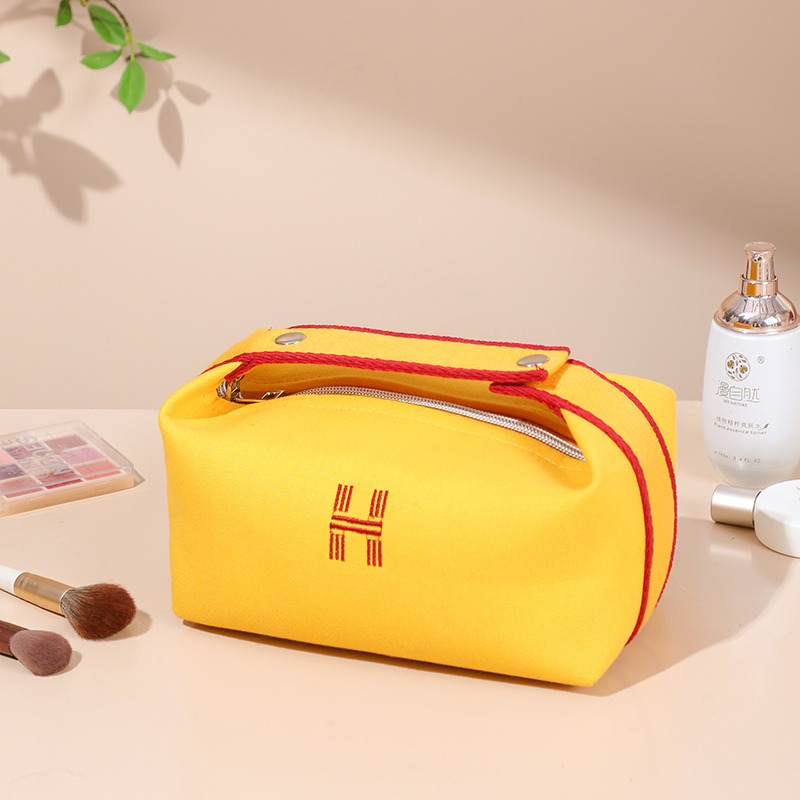 2026 New Simple Portable Toilet Bag Waterproof and Dustproof Travel Storage Bag Large Capacity Canvas Handheld Makeup Bag Free Shipping